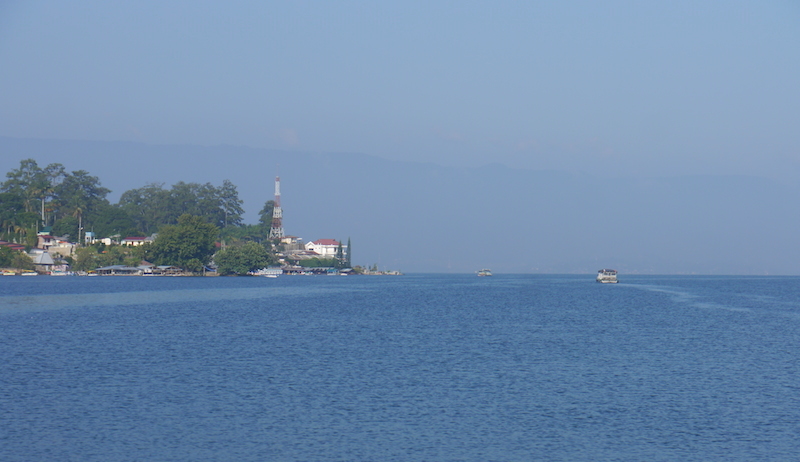 Kapal yang membelah danau menuju Pulau Samosir