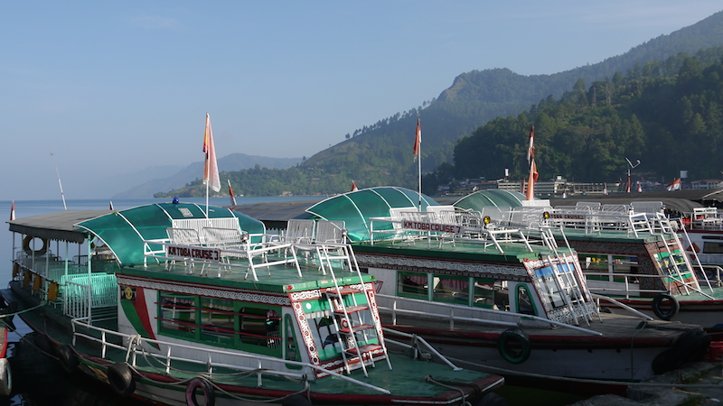 Kapal-kapal yang membawa wisatawan ke Pulau Samosir