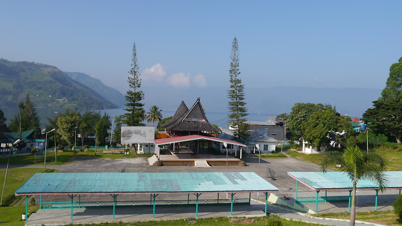 Bagunan di sekitar Danau Toba