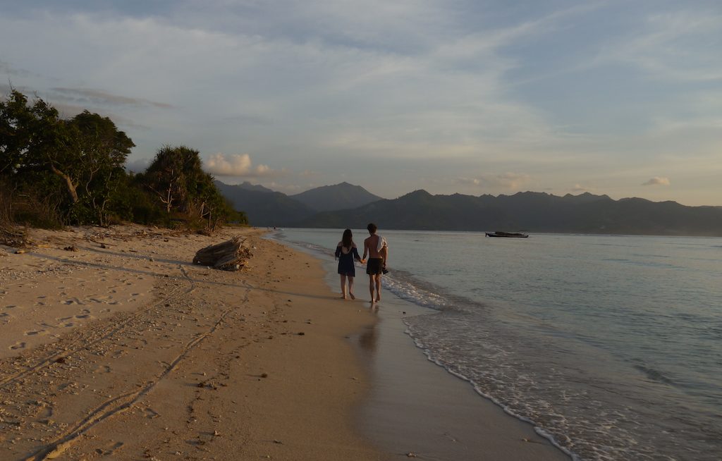 Berjalan beriringan di garis pantai, ditemani senja