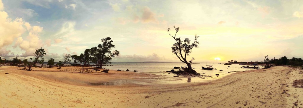 Panorama senja di Pantai Legon Guru
